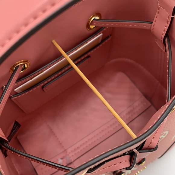 MICHAEL KORS
Mercer Small Logo Embossed Leather
Bucket Bag PRIMROSE COLOR - Picture 13 of 16